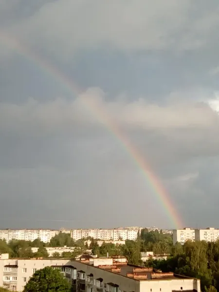 Магія у розкладанні кольорів: над Луцьком розкинулась травнева веселка (фото)