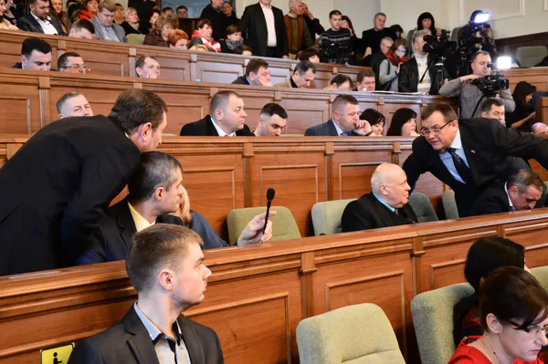 ...Столяр та Зінчук про щось перемовлялися, поки Гунчик «тримав удар»...
