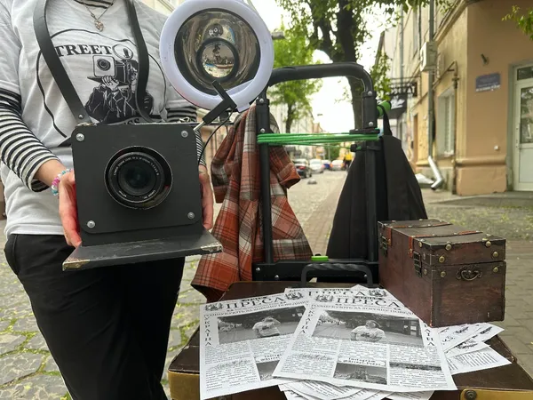 Як у Луцьку створюють миттєві вуличні газети для туристів та городян (фото)