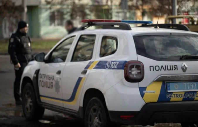 Скандал у Локачах: двоє патрульних слухали російську музику і побили дівчат (відео)