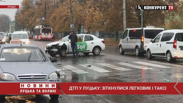 У центрі Луцька біля «зебри» зіткнулися два таксі (відео)