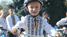 Велосипедисти у вишиванках кружляли Луцьком (фото) 