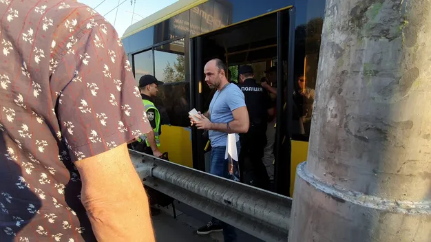 У Києві затримали чоловіка, який влаштував стрілянину в тролейбусі (відео)