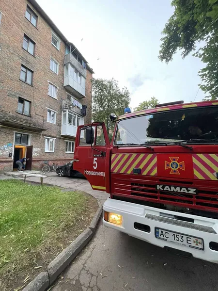 У Нововолинську лізли через балкон рятувати жінку, але вона просто міцно спала (фото)