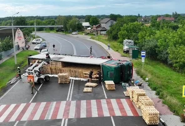 Водій фури не впорався з керуваням: повідомили деталі аварії з села під Луцьком (фото)