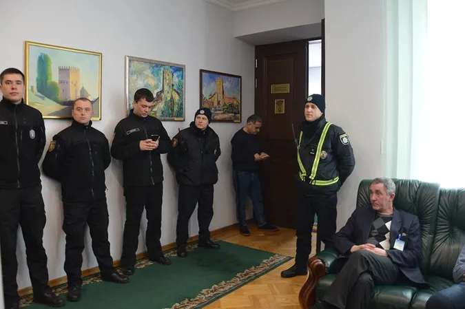 У Луцькраді – поліція: депутати досі скандалять (фото, відео)