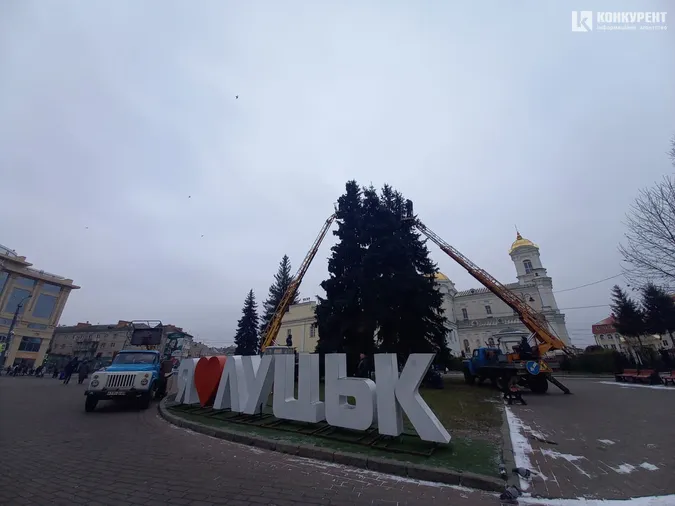 У Луцьку почали прикрашати головні ялинки (фото, відео)