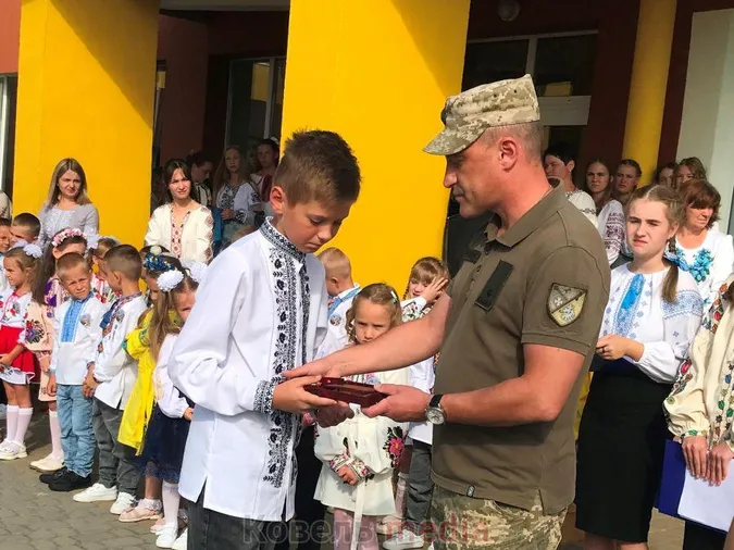 На Ковельщині під час першого дзвоника сину загиблого воїна вручили орден «За мужність» (фото)