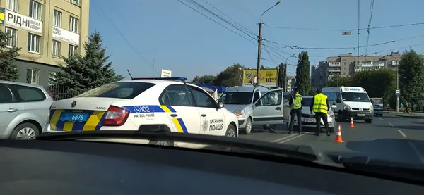 На Конякіна у Луцьку сталася аварія: рух ускладнений (фото)