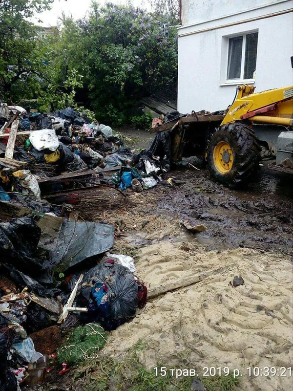 У Луцьку муніципали знесли сараї та вивезли сміття 10-річної давності (фото)