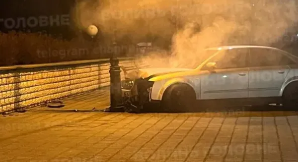 Влетів у стовп та втік: деталі аварії під залізничним вокзалом Луцька (фото)