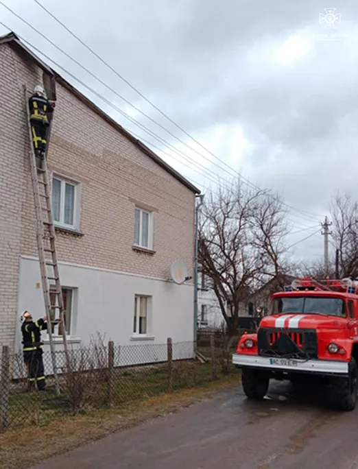 Могли постраждати люди: у Турійську сильний вітер пошкодив дах будинку (фото)