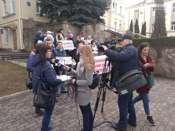«Не проти вакцинації – проти дискримінації»: у Луцьку протестують батьки (фото, оновлюється)