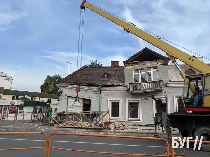 У Володимирі почали розбирати будинок, який обвалився (фото)