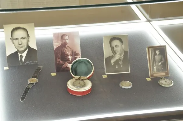 Майже 100 експонатів: у Луцьку – виставка швейцарських годинників XIX-XX століть (фото)
