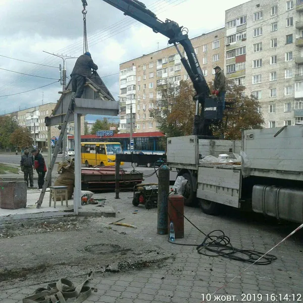 У Луцьку на Відродження демонтували незаконний торговий павільйон (фото)