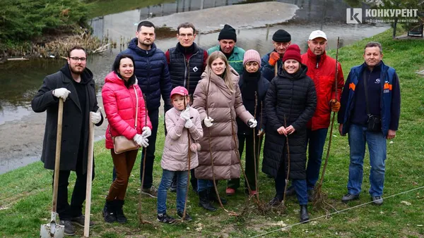 У луцькому «Сіті Парку» висадили понад 30 дерев (фото)