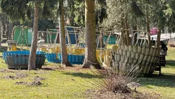 У луцькому парку розбирають атракціони: що відбувається (фото, відео)