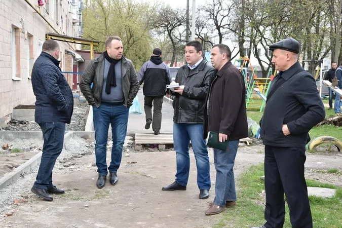 Як у Луцьку двори ремонтують (фото)