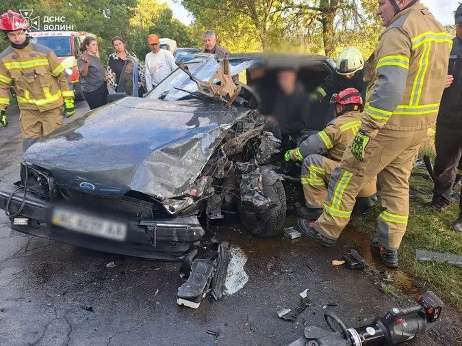 У Луцькому районі сталася аварія – водія затисло (фото)