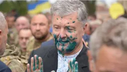 Порошенка облили зеленкою у центрі Києва - поліція затримала нападника (відео)