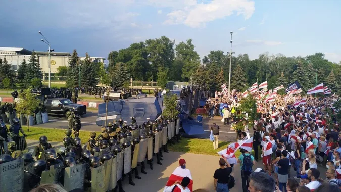 У центр Мінська стягнули спецтехніку й автозаки: багатолюдний мітинг проти Лукашенка (ФОТО)