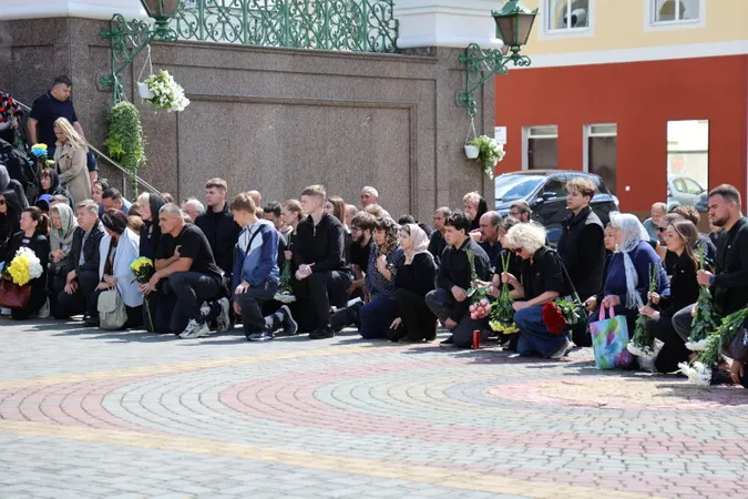 Луцьк навколішки прощався з трьома загиблими захисниками Русланом Новосадом, Владиславом Павлюком та Анатолієм Дячуком
