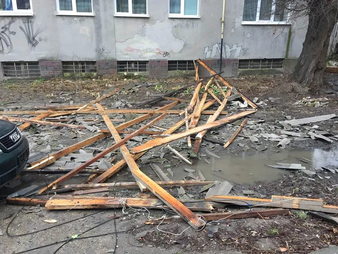 У Луцьку вітер зніс дах на автомобіль (фото)