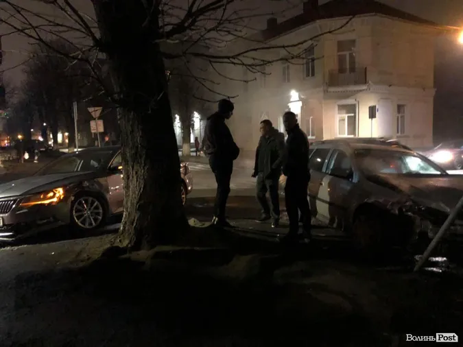 У центрі Луцька не поділили дорогу два легковики (фото)