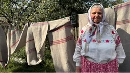 Тче на столітньому верстаті: волинська майстриня майже 60 років виготовляє рушники (фото, відео)