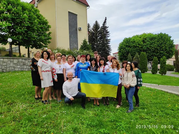 День вишиванки: відомі волиняни одягнули сорочки (фото)