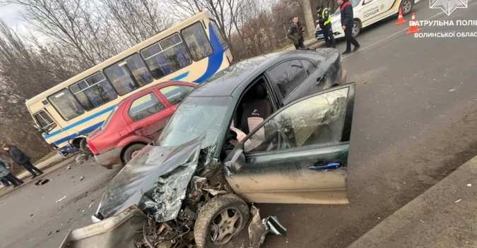 У Луцьку – жахлива автотроща: легковик влетів у маршрутку