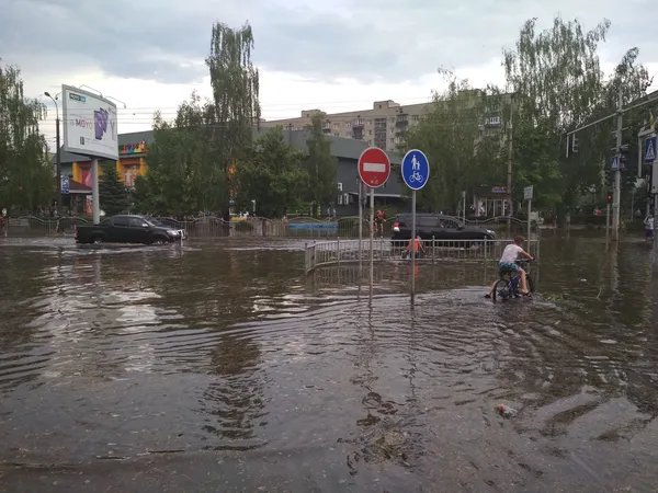 У Луцьку біля «Салюта» у «водяному полоні» опинилася швидка (фото)