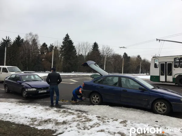 У Луцьку на кільці зіткнулися дві автівки (фото)
