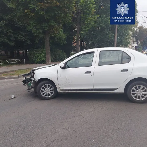 Пошкоджені авто і зламана огорожа: у Луцьку не розминулися два «рено» (фото)