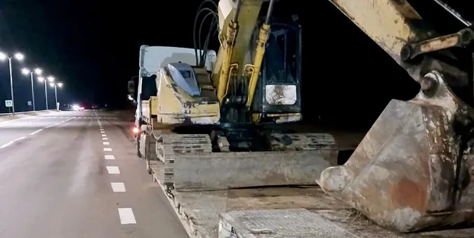 У Луцьку оштрафували водія, який віз на причепі екскаватор (фото)
