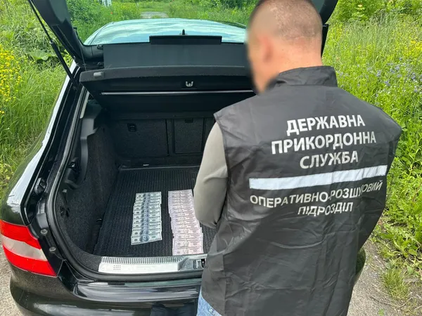Волинські оперативники схопили чоловіка, який «рішав» виїзд для ухилянтів за 14 000 доларів