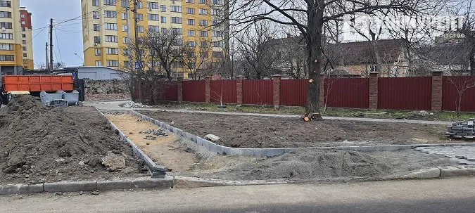 Біля Луцької міськради «закатують гроші» у бруківку. Військові обурені (відео)