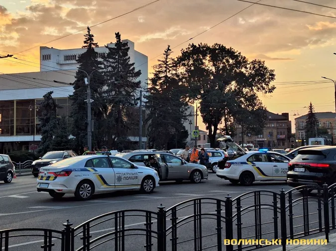 У центрі Луцька не розминулися два легковики та тролейбус
