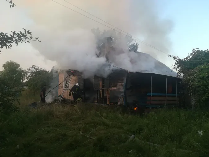 На Волині під ранок палав житловий будинок – гасили дві години (фото)