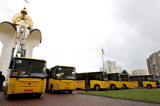 Дев’ять громад Волині отримали нові шкільні спецавтобуси (фото)