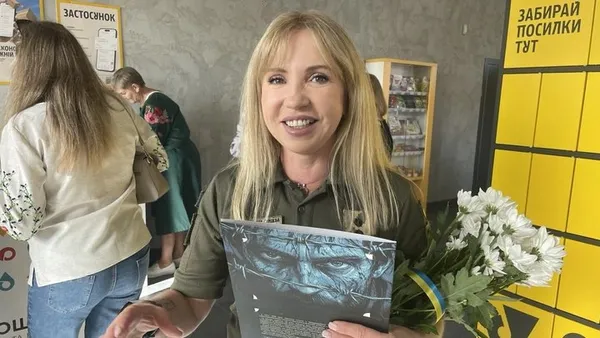 «Ми чекаємо!»: у Луцьку погасили нові поштові марки до Дня Незалежності (фото)