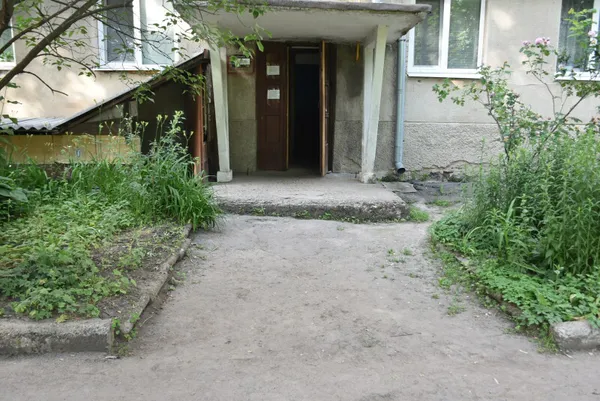 Бруківка, дитяча зона, LED-освітлення: у Луцьку відремонтують двір на Потебні (фото)