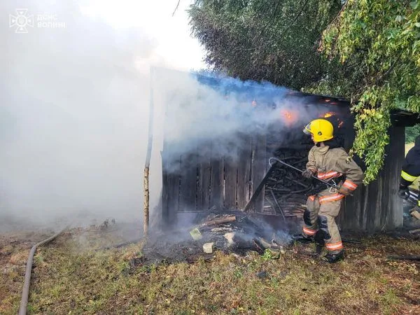 На Волині блискавка влучила в господарську споруду  – працювали рятувальники (фото)