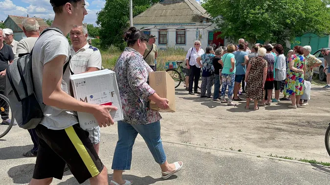 За 30 кілометрів до фронту: з Луцька до Миколаєва передали «сімейні пакунки» (фото)