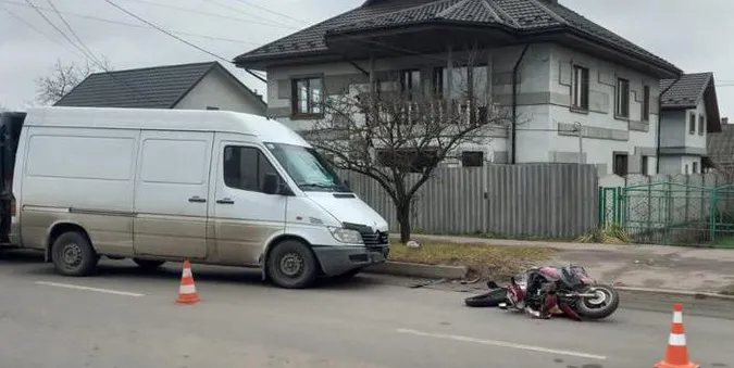 У Ковелі бабуся на скутері протаранила бус (фото, відео)