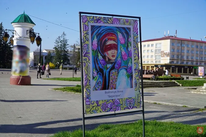 Володимир великодній: місто прикрасили гігантськими яйцями (фото)