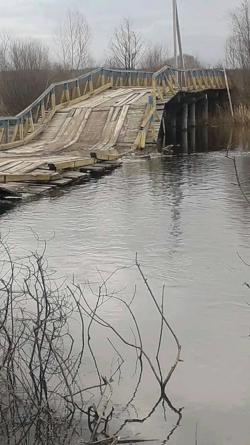 На Рівненщині міст «втомився» і опустився у річку (фото)