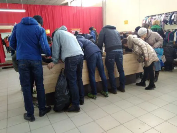 На Волині чоловік з жінкою почубилися за одяг в секонд-хенді