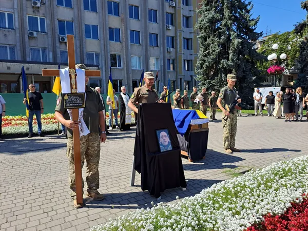 Назавжди 44: у Ковелі провели в останню дорогу захисника Віталія Півня (фото)